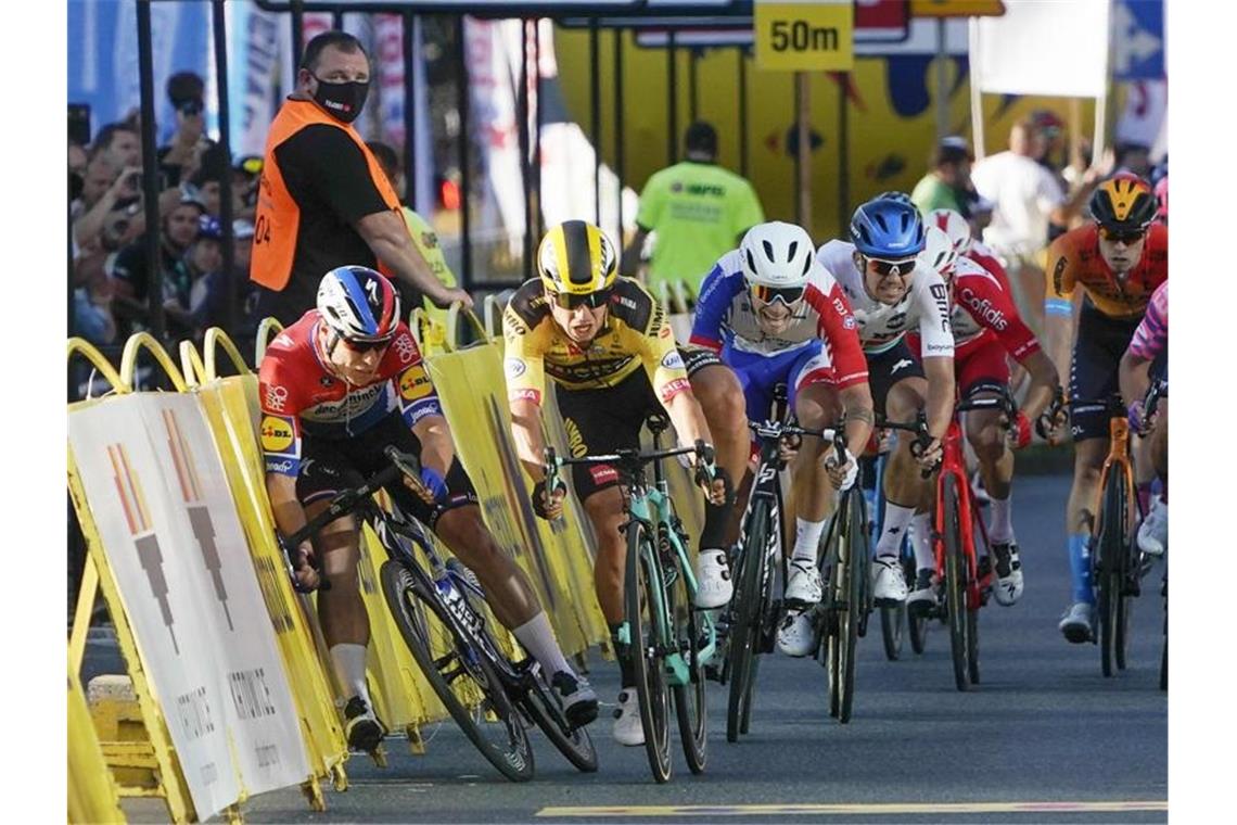 Fabio Jakobsen (l) wird von Dylan Groenewegen (2.v.l) im Zielsprint in Kattowitz folgenschwer zu Fall gebracht. Foto: Tomasz Markowski/AP/dpa