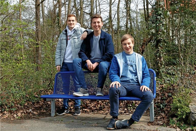 Fabio Valente (von links), Felix Knietsch und Patrice Schmid sind die glücklichen Gewinner des anspruchsvollen Wettbewerbs. Foto: J. Fiedler