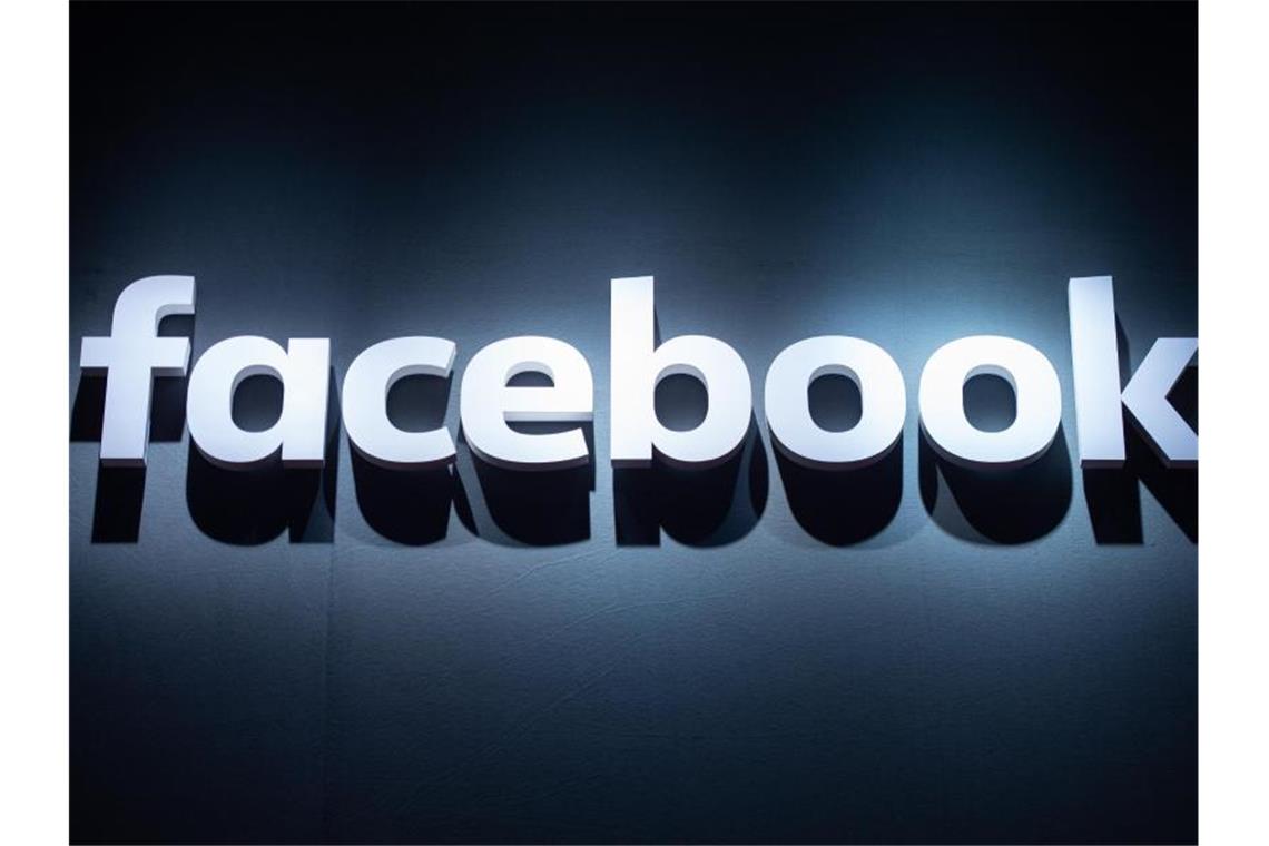 Facebook löscht Werbung Trumps wegen Nazi-Symbol Facebook war erst vor wenigen Wochen kritisiert worden, weil das Netzwerk umstrittene Äußerungen Trumps nicht von der Plattform nahm oder als problematisch markierte. Foto: Christophe Gateau/dpa