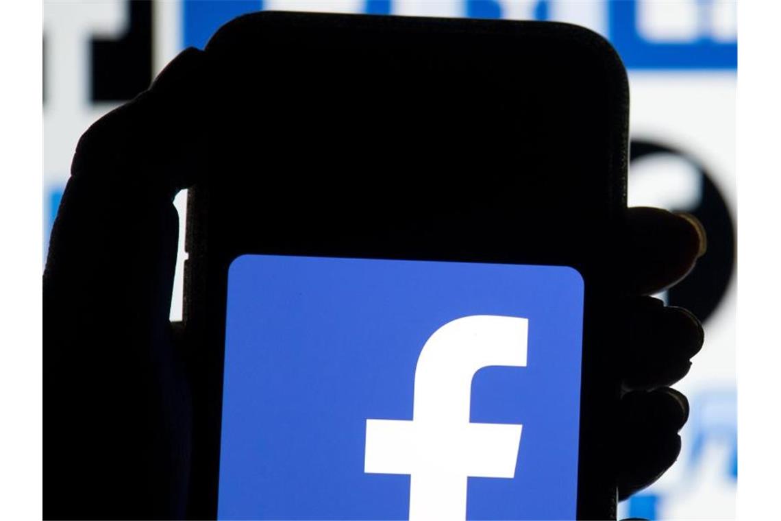Facebook wird jeden Monat von fast drei Milliarden Menschen genutzt und verfügt über insgesamt fast sieben Millionen Werbekunden. Foto: Dominic Lipinski/PA/dpa
