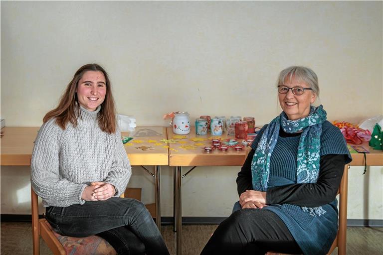 Fachberaterin Anna-Lena Bauer und Leiterin Ute Haußmann (rechts) vor Weihnachtsbasteleien der Kinder. Foto: Stefan Bossow