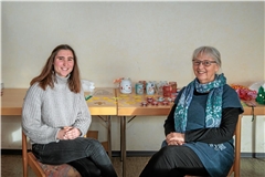 Fachberaterin Anna-Lena Bauer und Leiterin Ute Haußmann (rechts) vor Weihnachtsbasteleien der Kinder. Foto: Stefan Bossow
