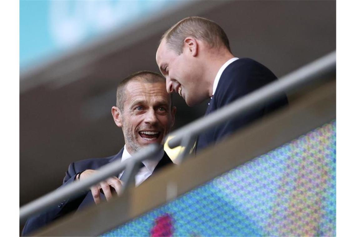 Fachgespräch: Prinz William (r) und UEFA-Präsident Aleksander Ceferin. Foto: Catherine Ivill/Pool Getty/AP/dpa