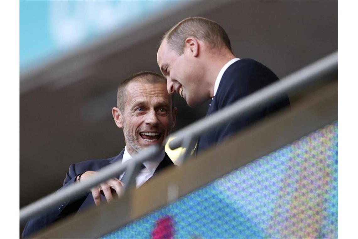 Nach Krimi gegen Dänemark: England folgt Italien ins Finale Fachgespräch: Prinz William (r) und UEFA-Präsident Aleksander Ceferin. Foto: Catherine Ivill/Pool Getty/AP/dpa