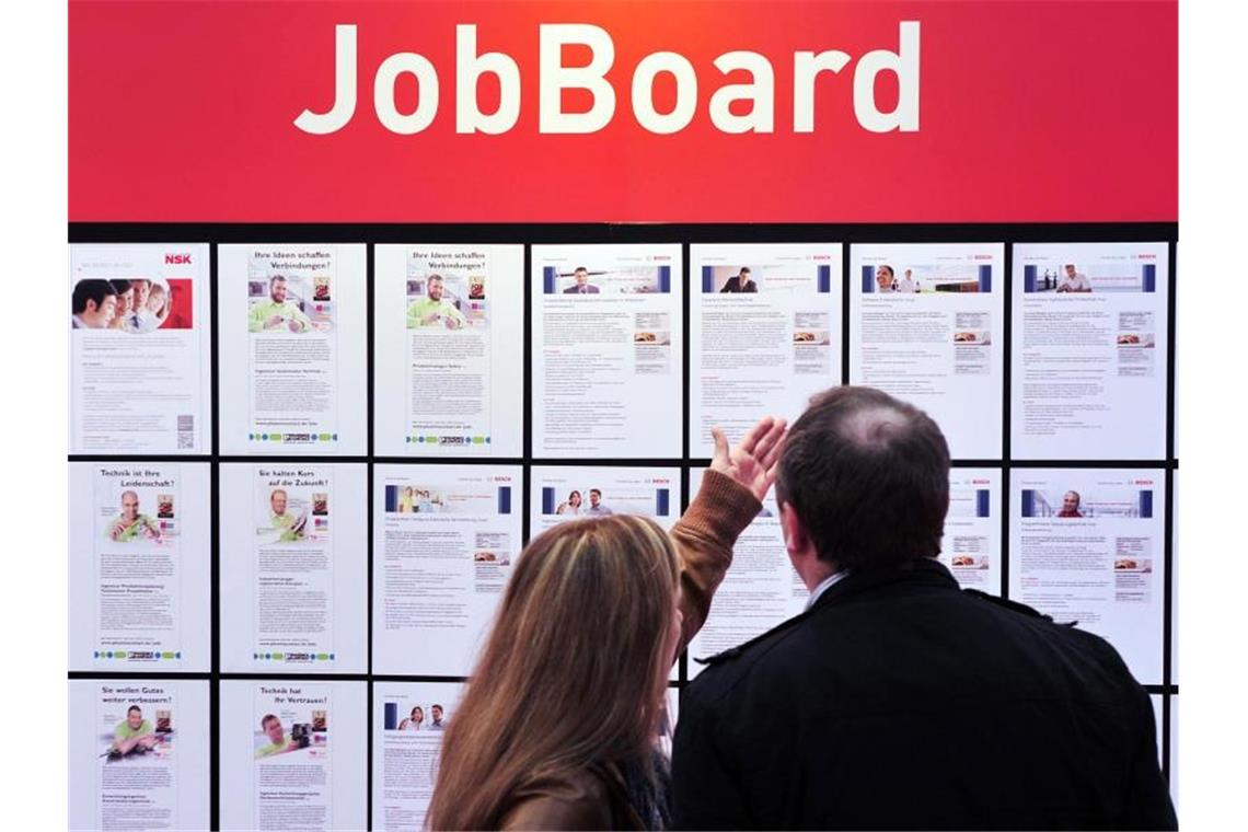 Fachkräfte verzweifelt gesucht: Tafel mit Stellenangeboten bei der Hannover Messe. Foto: Jochen Lübke/dpa