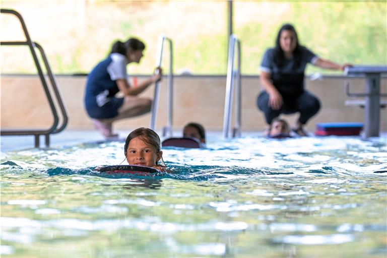 Fachleute befürchten eine Zunahme von Badeunfällen. Die Schwimmschule der TSG Backnang im Wonnemar möchte das verhindern. Foto: A. Becher