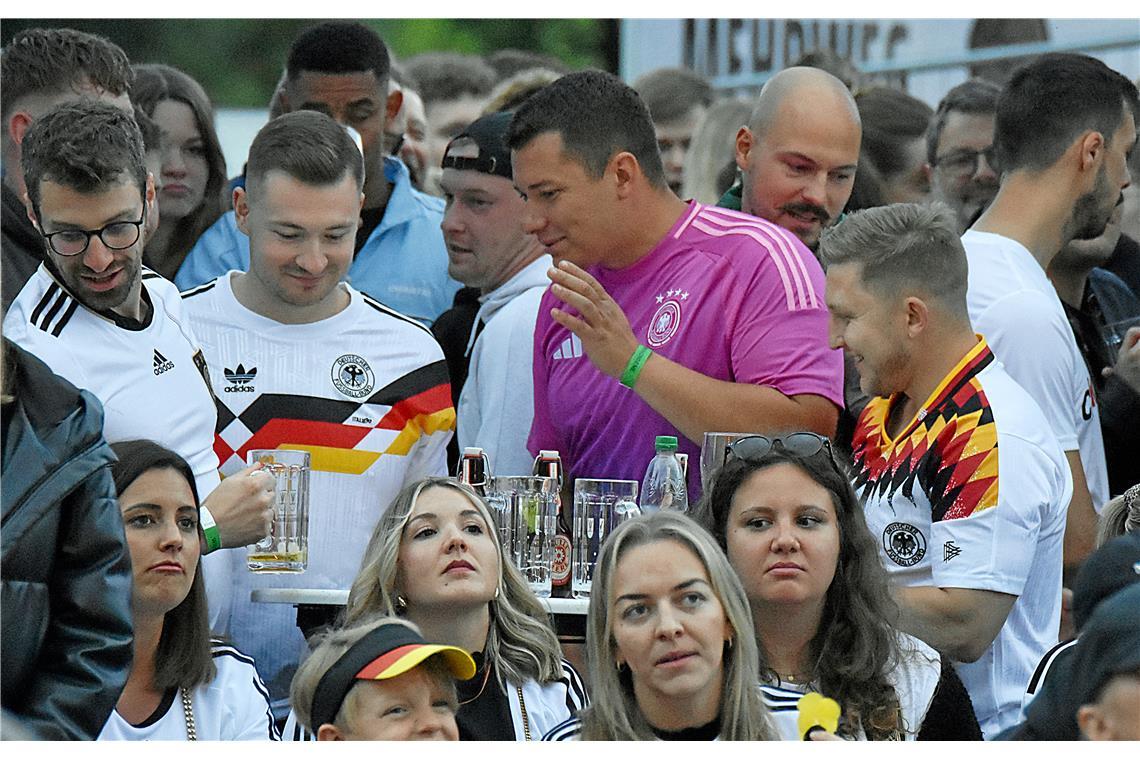 Fachsimpeln unter Freunden in den Trikots der WM 2010, der WM 1990, der Euro 202...