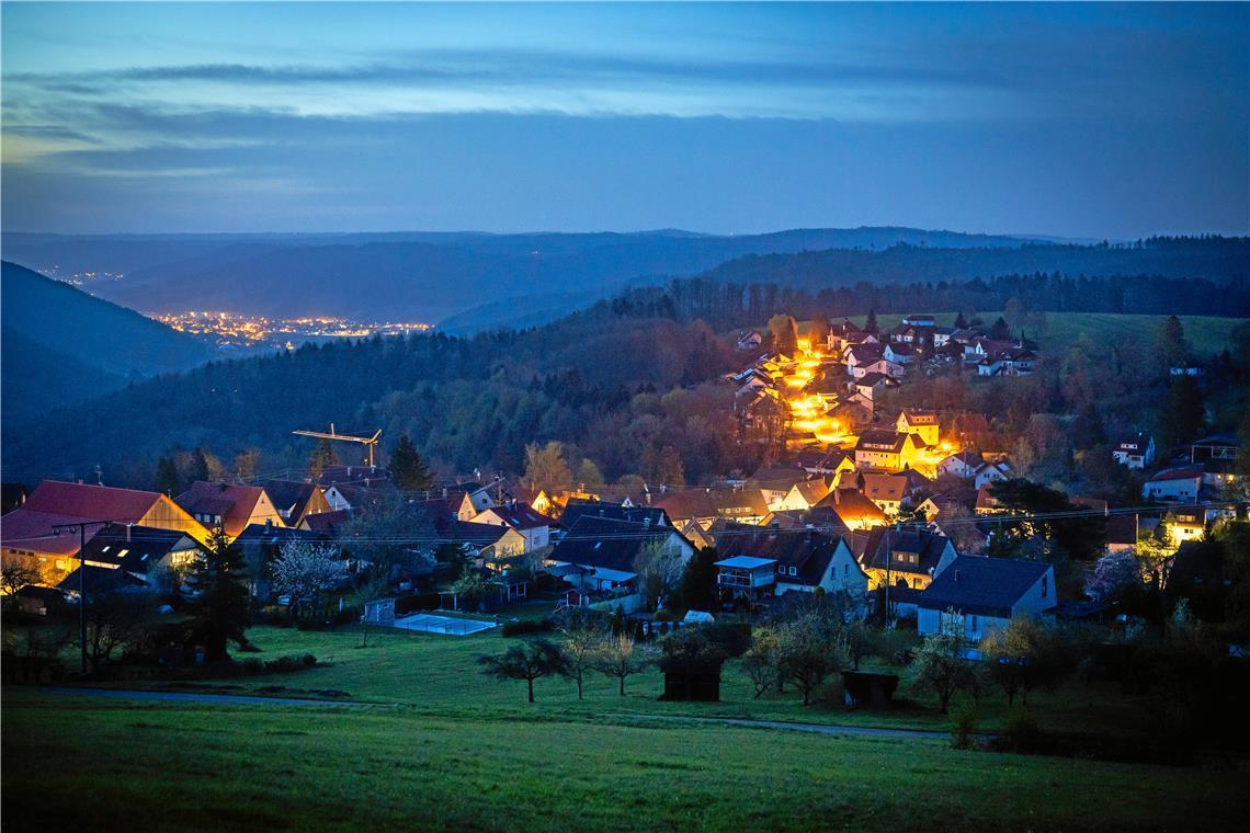 Fackeln in der blauen Stunde: Die Sonnenaufgangsfeier zu Ostern am Juxkopf hat unser Fotograf eingefangen. Archivfoto: Alexander Becher