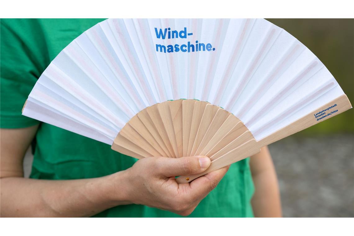 Fächer gewissermaßen als faltbare Windmaschinen sind gefragt.