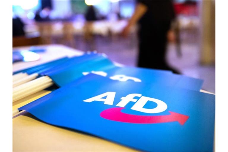 Fähnchen mit dem Logo der AfD liegen bei einem Landesparteitag der AfD auf einem Tisch. Foto: Daniel Karmann/dpa/Archivbild