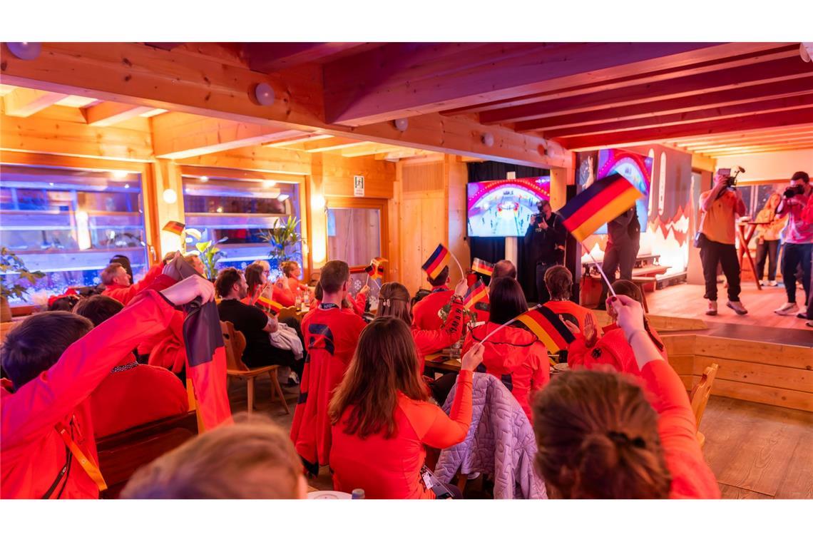 Fähnchen schwenken während der Eröffnung: Das deutsche Alpin-Team.