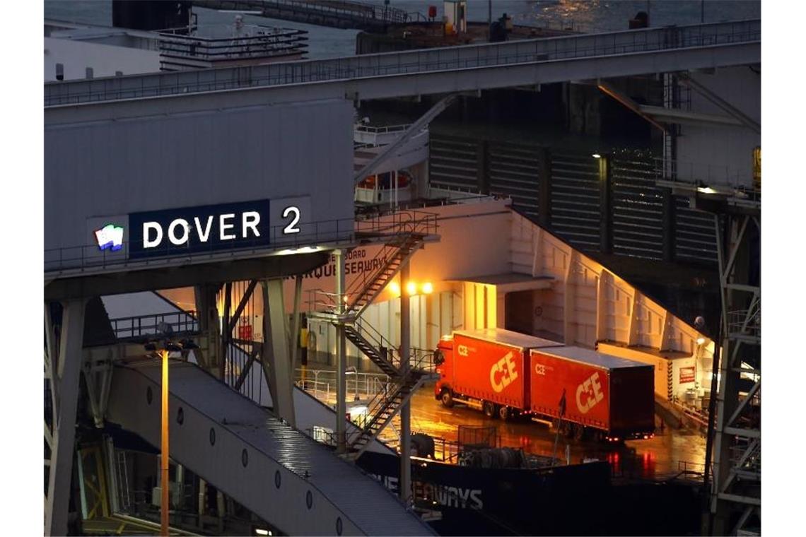Nach Brexit: London droht mit Abbruch von Gesprächen im Juni Fähre im Hafen von Dover: London und Brüssel haben nur bis Ende Dezember Zeit, um sich auf ein Freihandelsabkommen zu einigen. Foto: Gareth Fuller/PA Wire/dpa