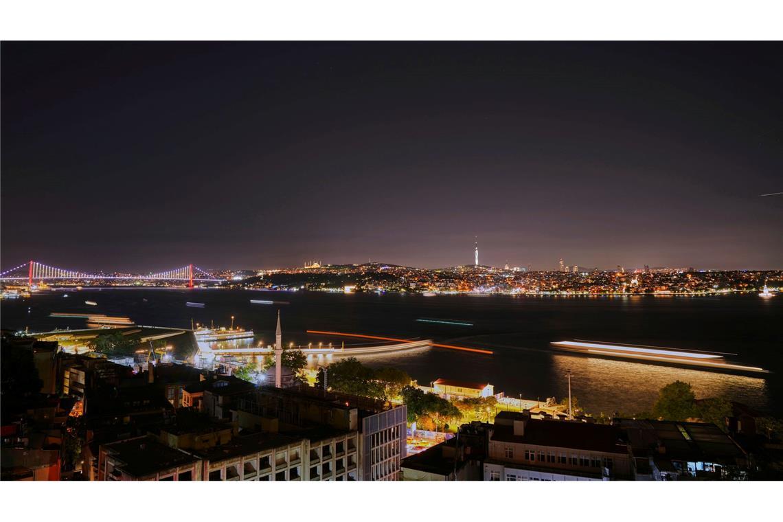 Bilder des Tages Fähren und Schiffe fahren durch den Bosporus in Istanbul.