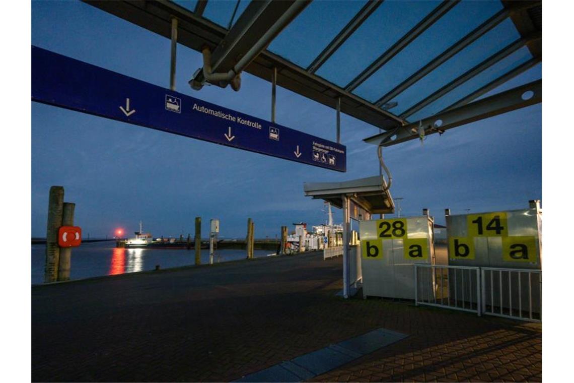 Fährhafen von Harlesiel: Es finden wegen des erwarteten Sturms „Sabine“ erstmal keine Fahrten zur Nordseeinsel Wangerooge statt. Foto: Mohssen Assanimoghaddam/dpa