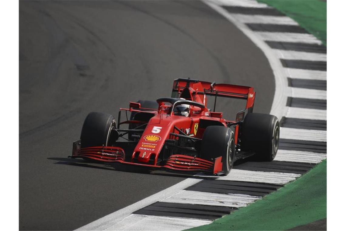 Fährt auch beim Jubiliäums-Grand-Prix mit seinem Ferrari nurmehr hinterher: : Sebastian Vettel. Foto: Bryn Lennon/Pool Getty/AP/dpa