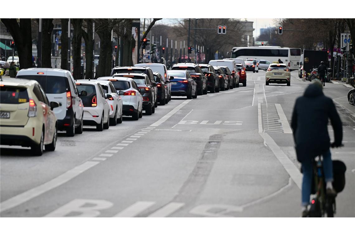 Fährt kein Bus, sind mehr Autos unterwegs - fertig ist der Stau. (Archivbild)
