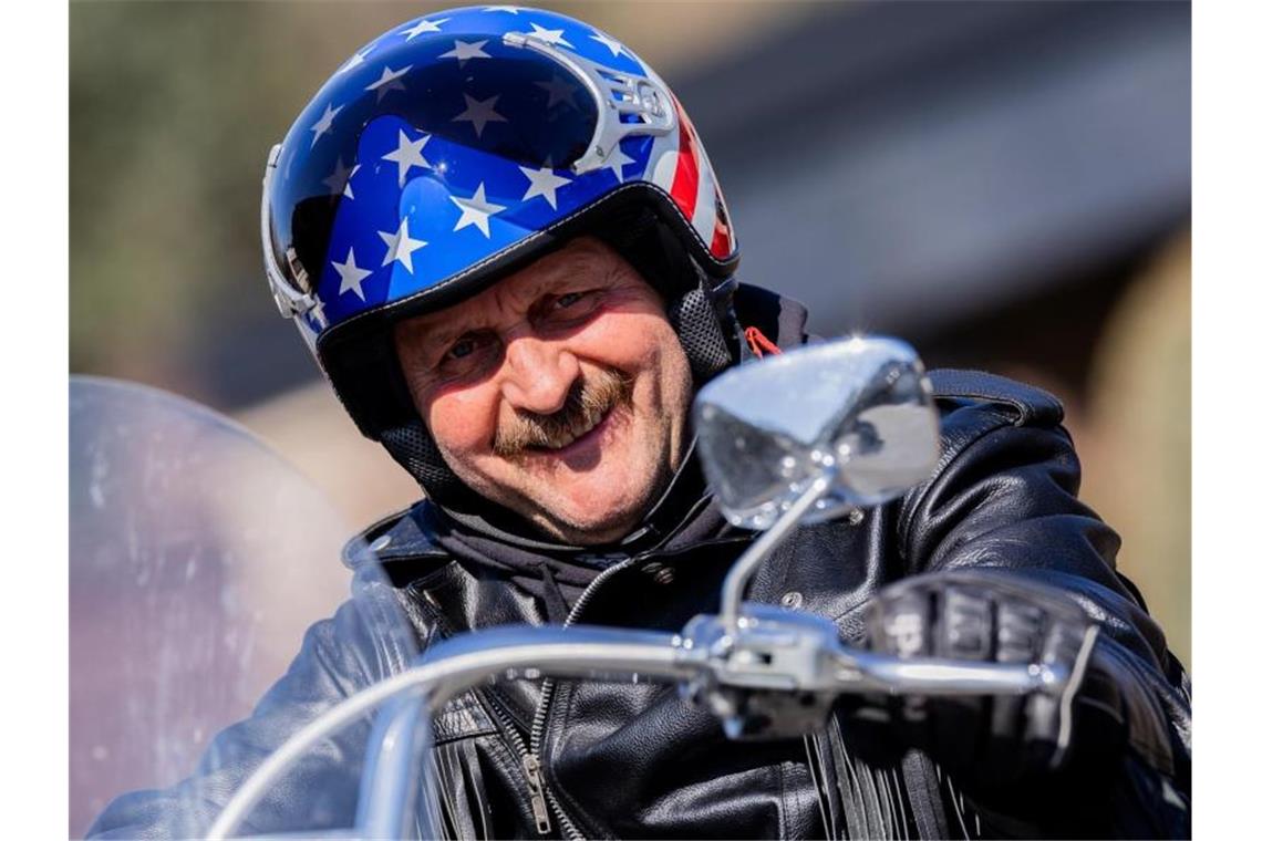 Fährt Motorrad und lernt Spanisch: Ex-Bundesliga-Coach Peter Neururer. Foto: Rolf Vennenbernd/dpa