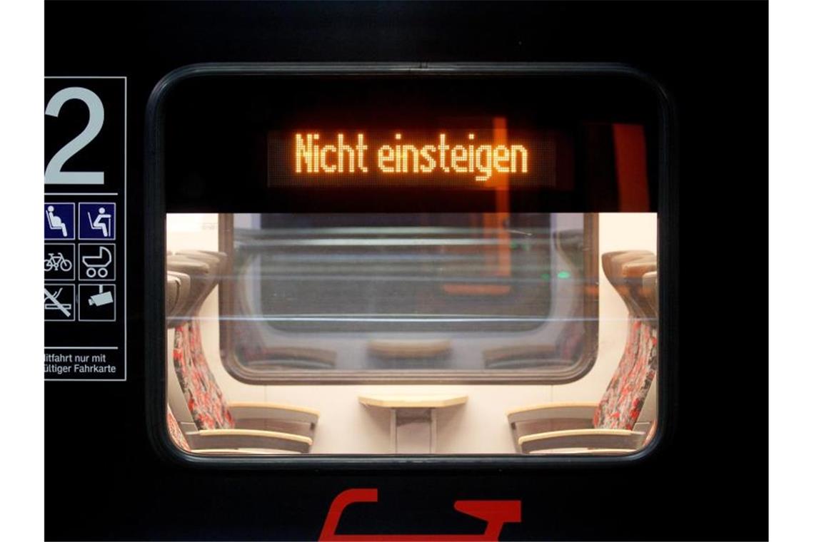 Ende des Streiks in Sicht: Bahn will schnellen Normalbetrieb Fährt nicht: ein Zug am Düsseldorfer Hauptbahnhof. Foto: Roland Weihrauch/dpa