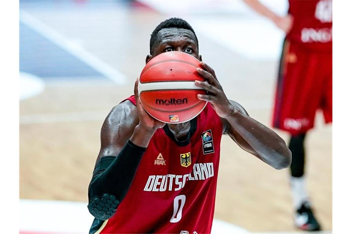Deutsche Basketballer ohne NBA-Profi Bonga gegen Russland Fällt für das Spiel gegen Russland aus: Isaac Bonga bei einem Strafwurf. Foto: Axel Heimken/dpa