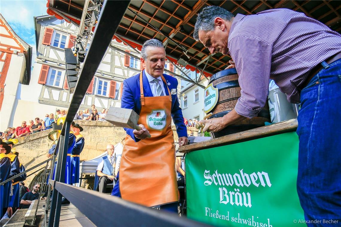 Fällt in diesem Jahr aus: Traditioneller Fassanstich zum Backnanger Straßenfest durch Oberbürgermeister Frank Nopper. Archivfoto: A. Becher