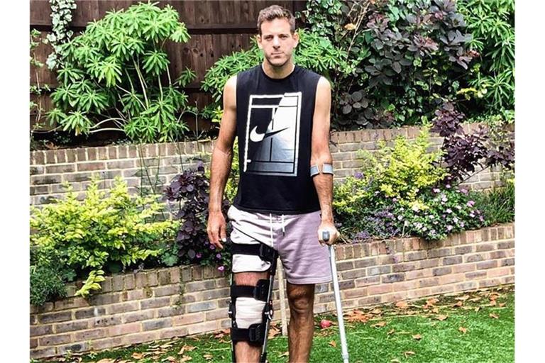 Fällt länger aus: Juan Martin del Potro stützt sich auf eine Gehhilfe. Sein Knie ist bandagiert. Foto: -/telam