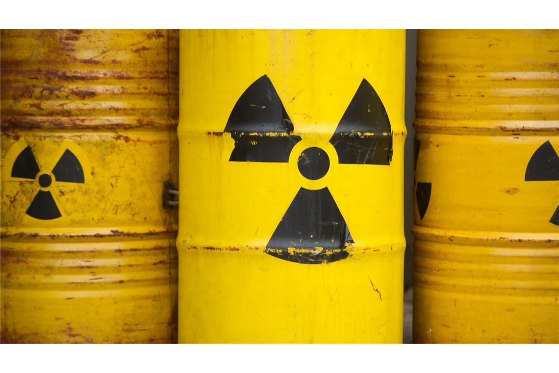 Suche nach Tausenden Atommüll-Fässern im Atlantik beginnt Fässer mit einem Zeichen für Radioaktivität