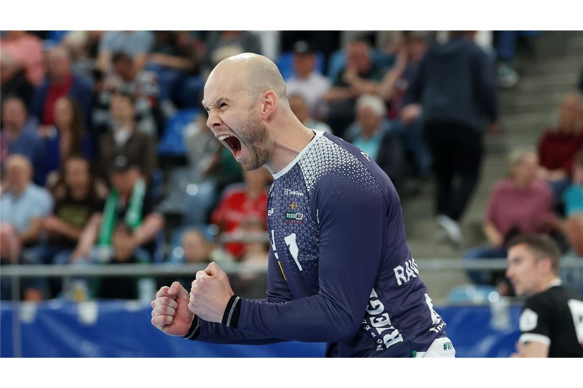 SG BBM mit neuer Hoffnung nach Derbysieg gegen Frisch Auf FAG-Keeper Bart Ravensbergen jubelt nach einer Parade vor der Pause.