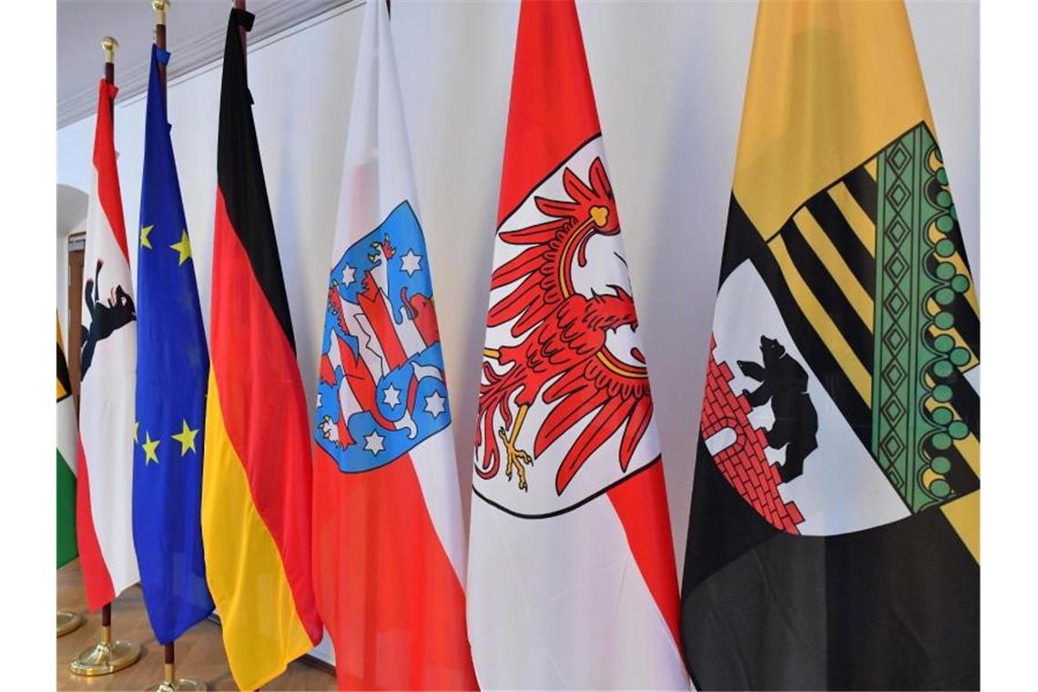 Fahnen am Tagungsort einer Ministerpräsidentenkonferenz der ostdeutschen Bundesländer. Foto: Martin Schutt/dpa-Zentralbild/dpa