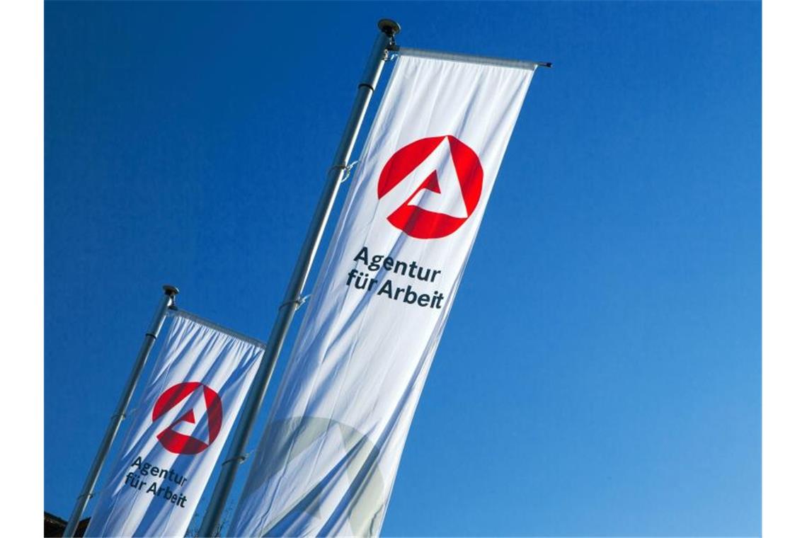 Arbeitsagentur appelliert: Anrufe nur in Notfällen Fahnen der „Agentur für Arbeit“ wehen vor einem Gebäude. Foto: Jens Büttner/dpa-Zentralbild/dpa/Symbolbild