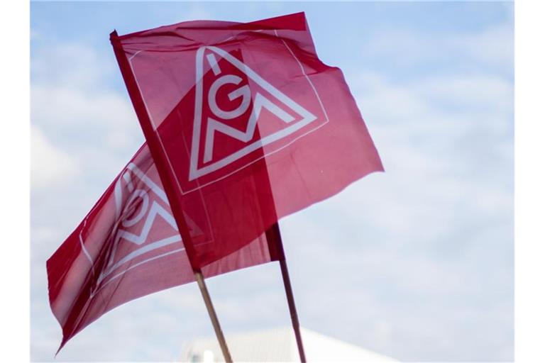 Fahnen der Gewerkschaft IG-Metall. Foto: Sebastian Gollnow/dpa