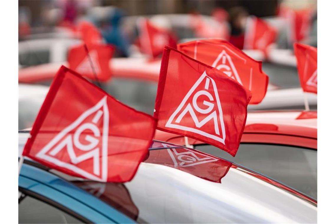 IG Metall auch im virtuellen Warnstreik Fahnen der IG Metall bei einer Kundgebung in Kiel. Foto: Axel Heimken/dpa