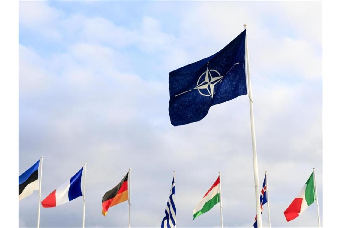Fahnen der Mitgliedsländer und der Nato vor dem Hauptquartier des Bündnisses in Brüssel. Foto: Thierry Monasse