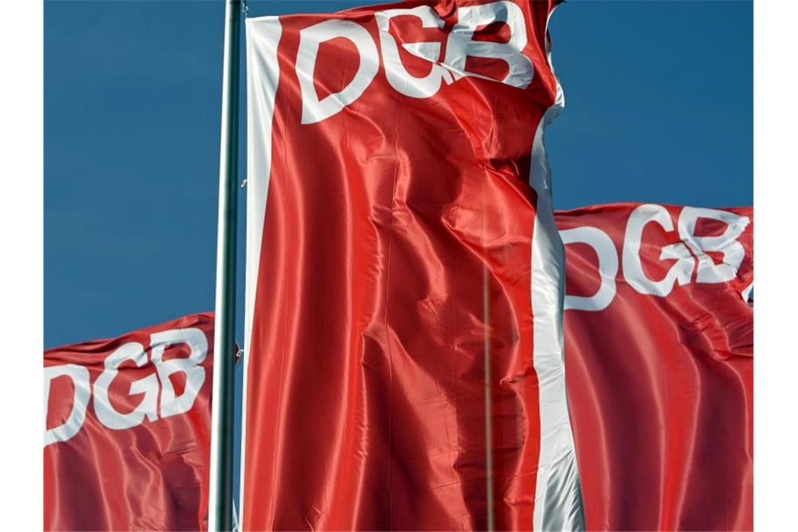 Fahnen des Deutschen Gewerkschaftsbunds (DGB) wehen vor dem blauen Himmel. Foto: Jan Woitas/dpa-Zentralbild/dpa/Symbolbild