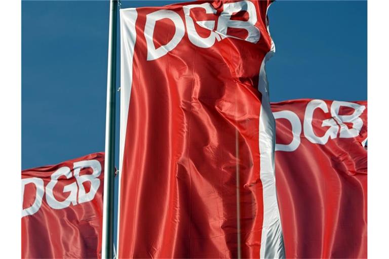 Fahnen des Deutschen Gewerkschaftsbunds (DGB) wehen vor dem blauen Himmel. Foto: Jan Woitas/dpa-Zentralbild/dpa/Symbolbild