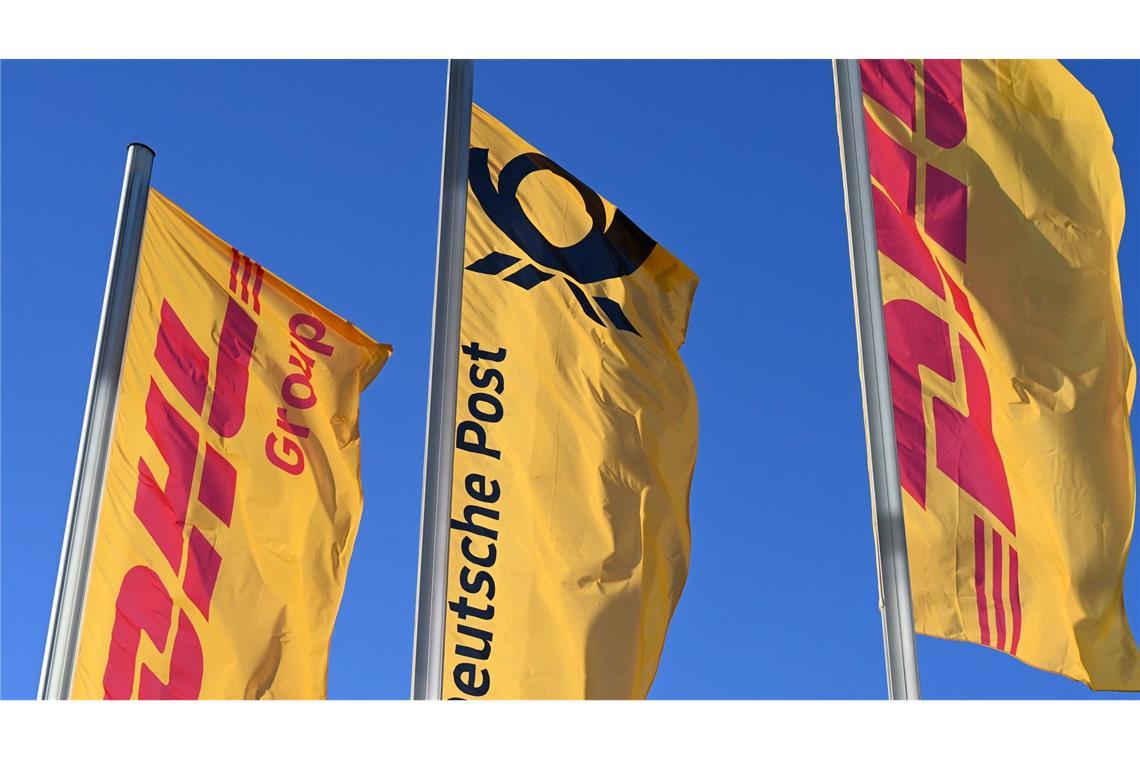 Mehr Beschwerden über die Post als bislang bekannt Fahnen des DHL-Konzerns mit seiner Briefsparte Deutsche Post - das Unternehmen hält den Beschwerdeanteil bei seinen Sendungen für sehr gering. (Archivbild)