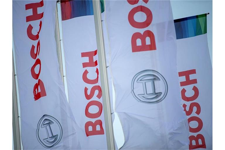 Fahnen mit dem Bosch-Logo wehen. Foto: Sebastian Gollnow/dpa/Archivbild