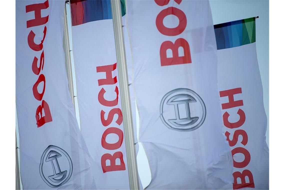 Fahnen mit dem Bosch-Logo wehen. Foto: Sebastian Gollnow/dpa