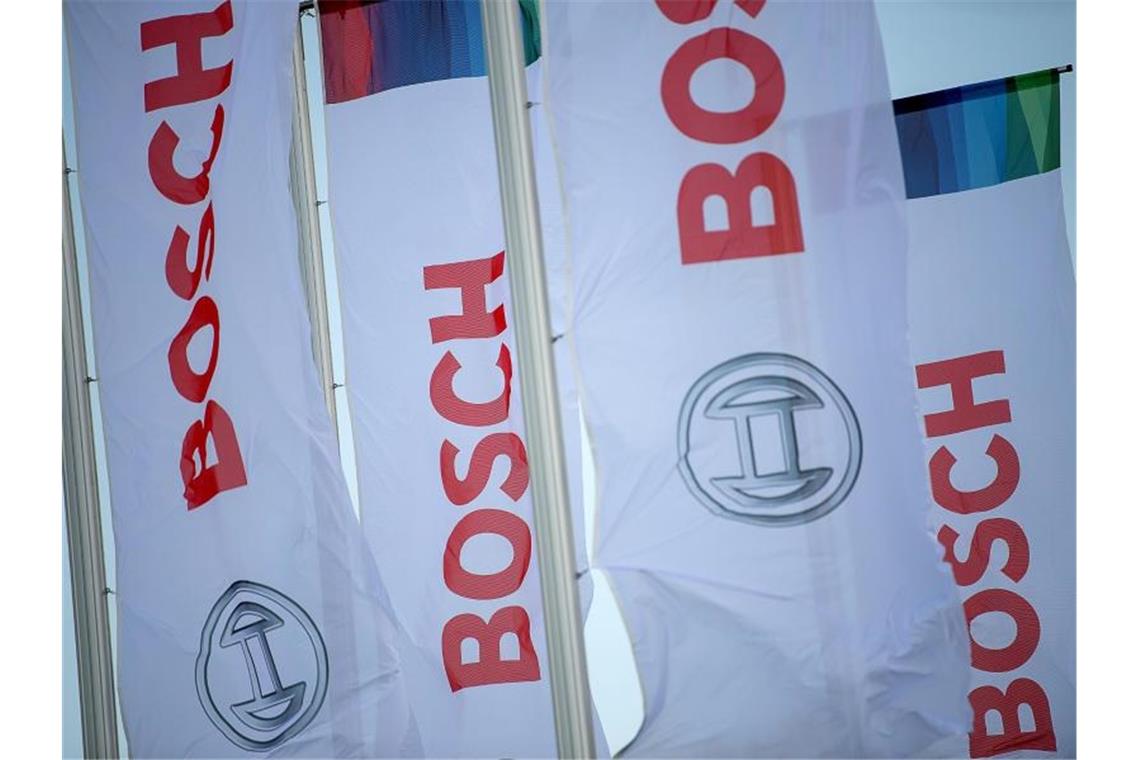 Ende der Lieferengpässe für Fahrrad-Branche nicht absehbar Fahnen mit dem Bosch-Logo wehen im Wind. Foto: Sebastian Gollnow/dpa/Symbolbild