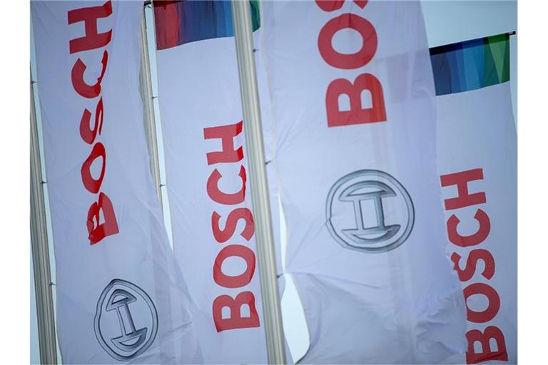 Fahnen mit dem Bosch-Logo wehen im Wind. Foto: Sebastian Gollnow/dpa/Symbolbild