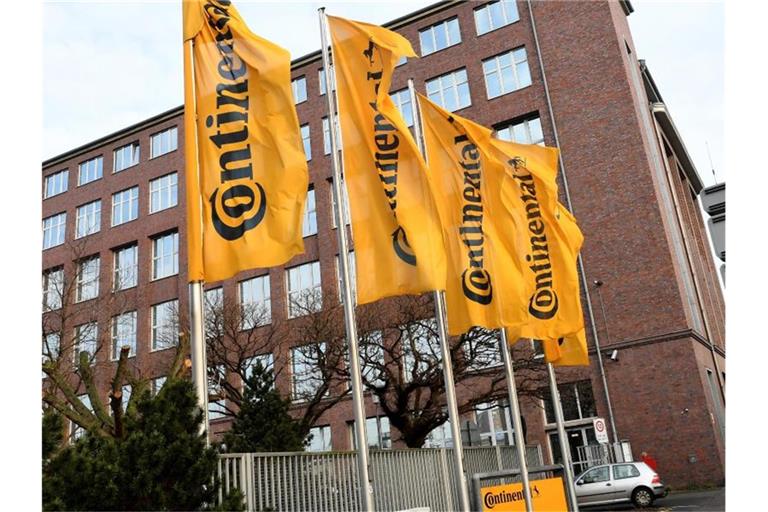 Fahnen mit dem Continental-Logo wehen vor der Hauptverwaltung des Unternehmens in Hannover. Foto: Holger Hollemann/dpa