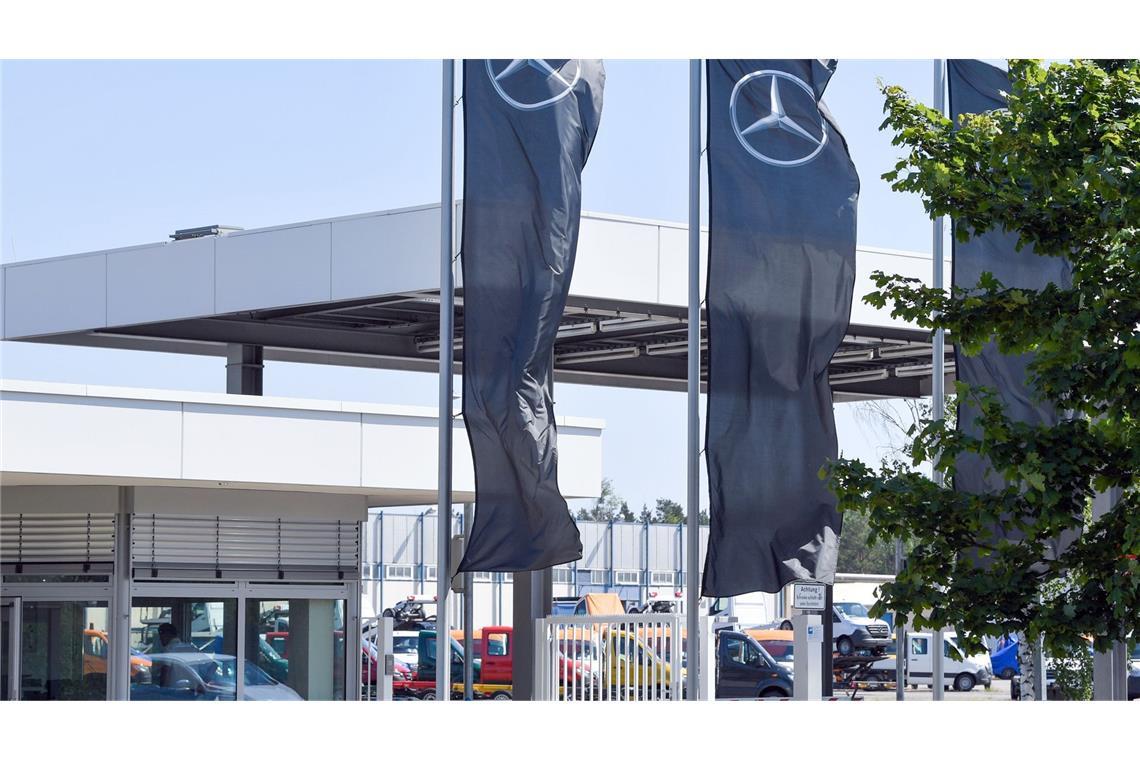Fahnen mit dem Logo von Mercedes Benz wehen vor dem Werk der Mercedes-Benz AG Ludwigsfelde.