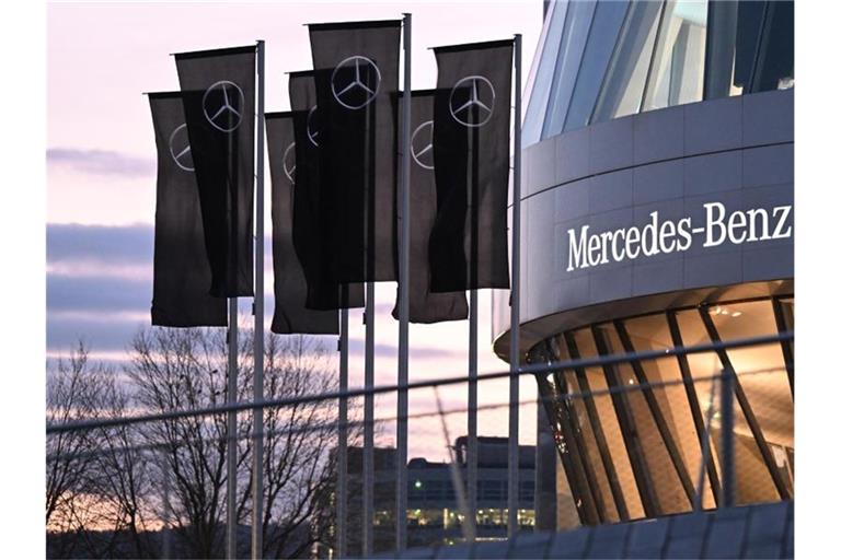 Fahnen mit dem Mercedes Stern stehen vor dem Mercedes-Benz Museum am Stammwerk. Foto: Bernd Weißbrod/dpa/Archivbild