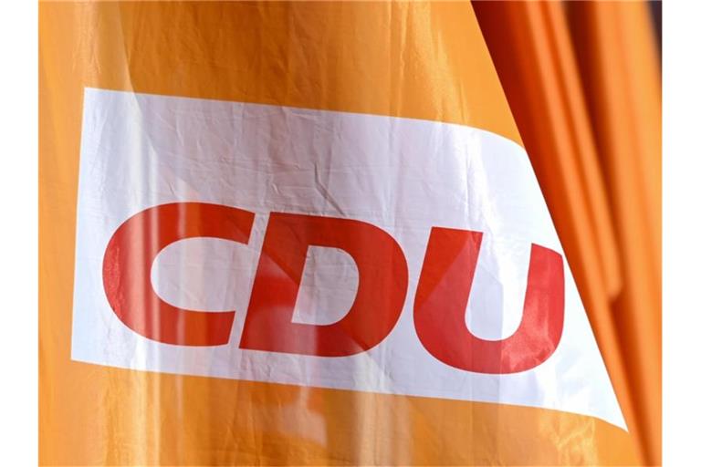 Fahnen mit dem Parteilogo der CDU wehen vor dem Tagungssaal des Landesparteitages der CDU Sachsen-Anhalt in Leuna. Foto: Hendrik Schmidt/dpa-Zentralbild/dpa