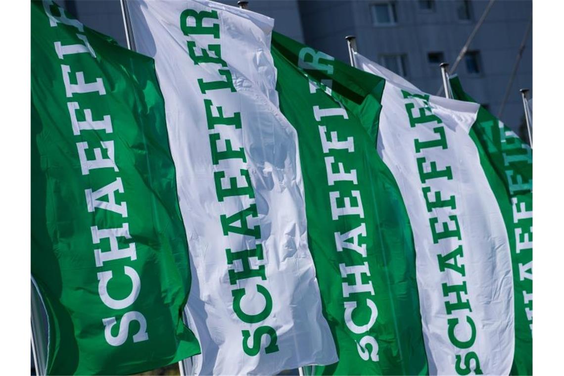 Fahnen mit dem Schriftzug der Schaeffler AG wehen im Wind. Foto: Daniel Karmann/dpa