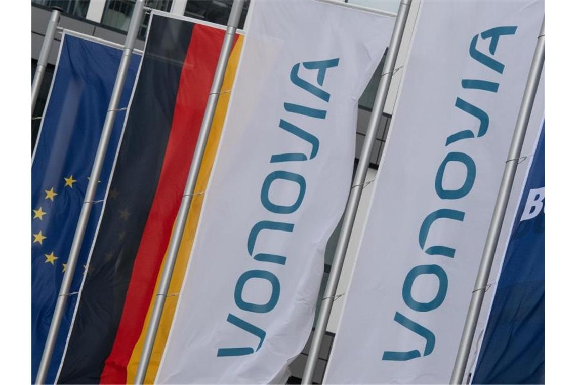 Fahnen mit dem Schriftzug Vonovia wehen vor der Konzernzentrale des Immobilienkonzerns in Bochum. Foto: Bernd Thissen/dpa
