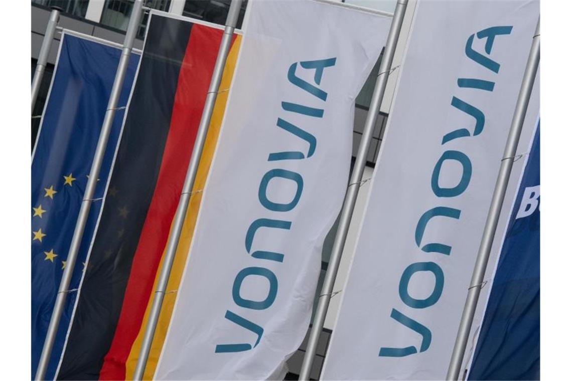 Vonovia mit neuem Anlauf für Deutsche-Wohnen-Übernahme Fahnen mit dem Schriftzug Vonovia wehen vor der Konzernzentrale des Immobilienkonzerns in Bochum. Foto: Bernd Thissen/dpa