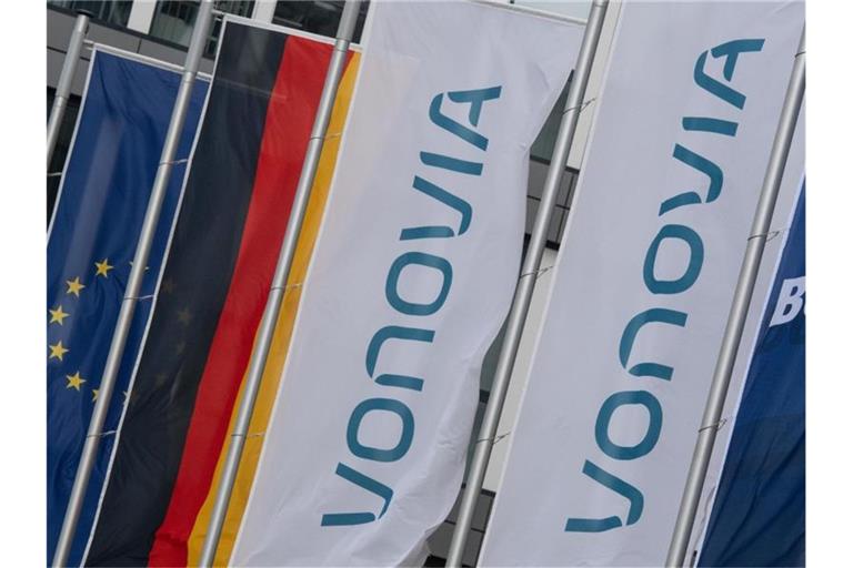 Fahnen mit dem Schriftzug Vonovia wehen vor der Konzernzentrale des Immobilienkonzerns in Bochum. Foto: Bernd Thissen/dpa