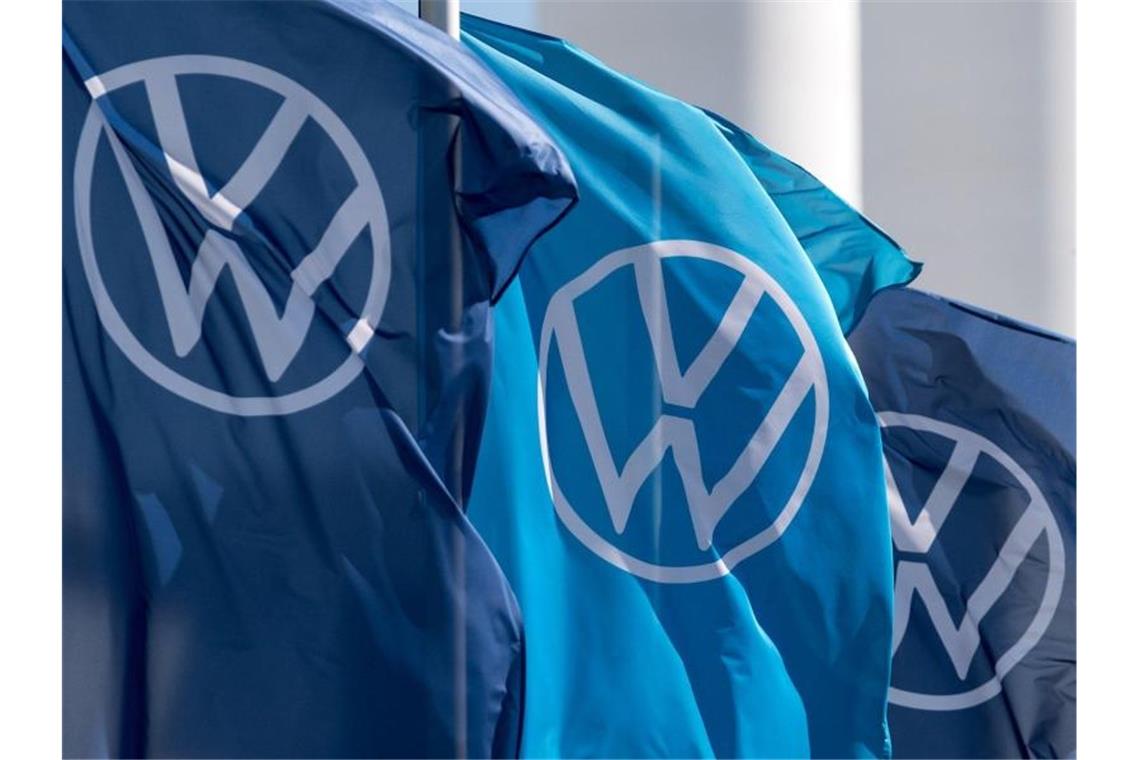Fahnen mit dem VW-Logo wehen im Fahrzeugwerk von Volkswagen in Zwickau. Foto: Hendrik Schmidt/dpa-Zentralbild/dpa