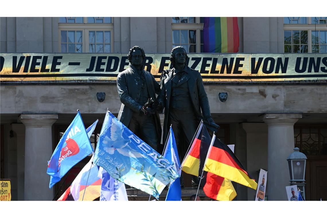 Bilder des Tages Fahnen vor dem Goethe-Schiller-Denkmal in Weimar bei der Demo der Bürgerbewegung "Gemeinsam für Deutschland".