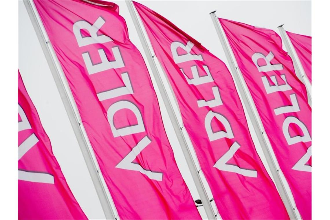 Fahnen wehen an einer Filiale des Textilhändlers Adler Modemärkte. Foto: Stefan Sauer/dpa-Zentralbild/dpa